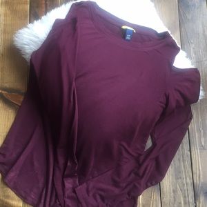 💕Merlot long sleeve top with shoulder cut outs.💕